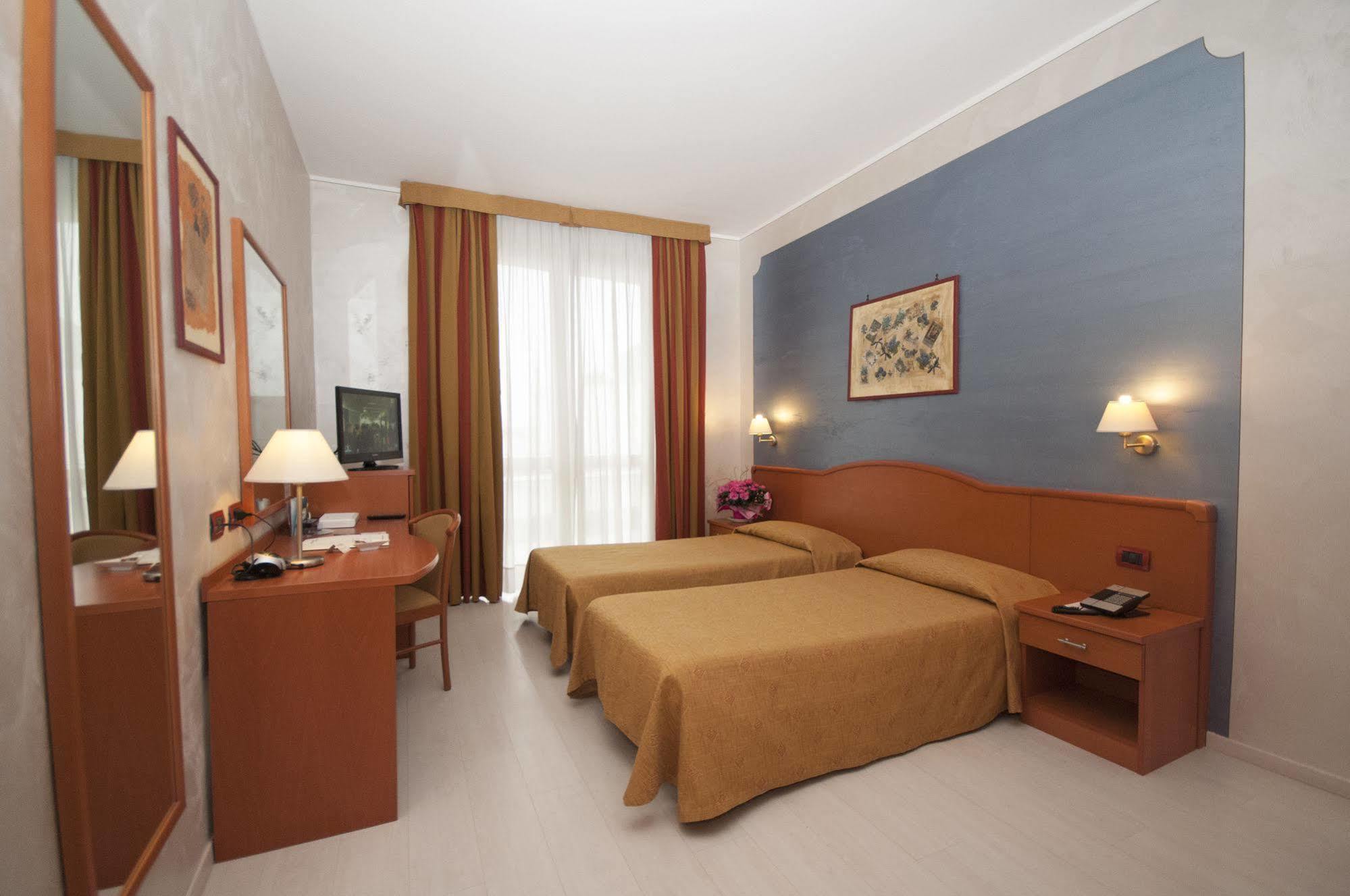 Hotel Brindor Poirino Exterior photo