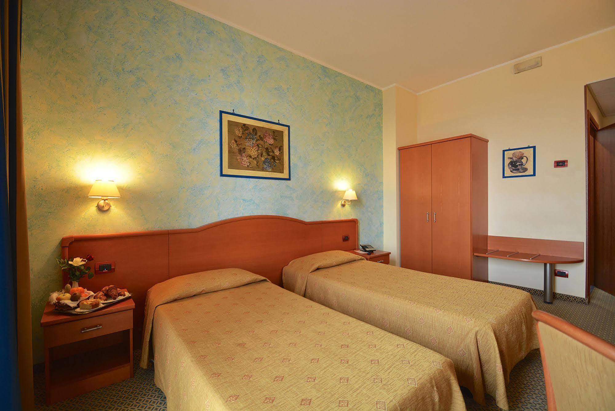 Hotel Brindor Poirino Exterior photo